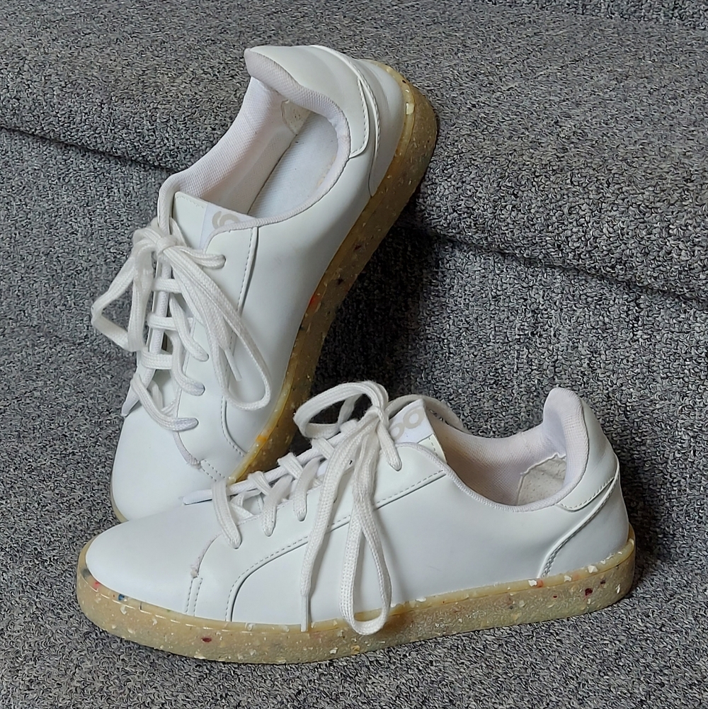Stylish White Women's Sneakers with Speckled Sole